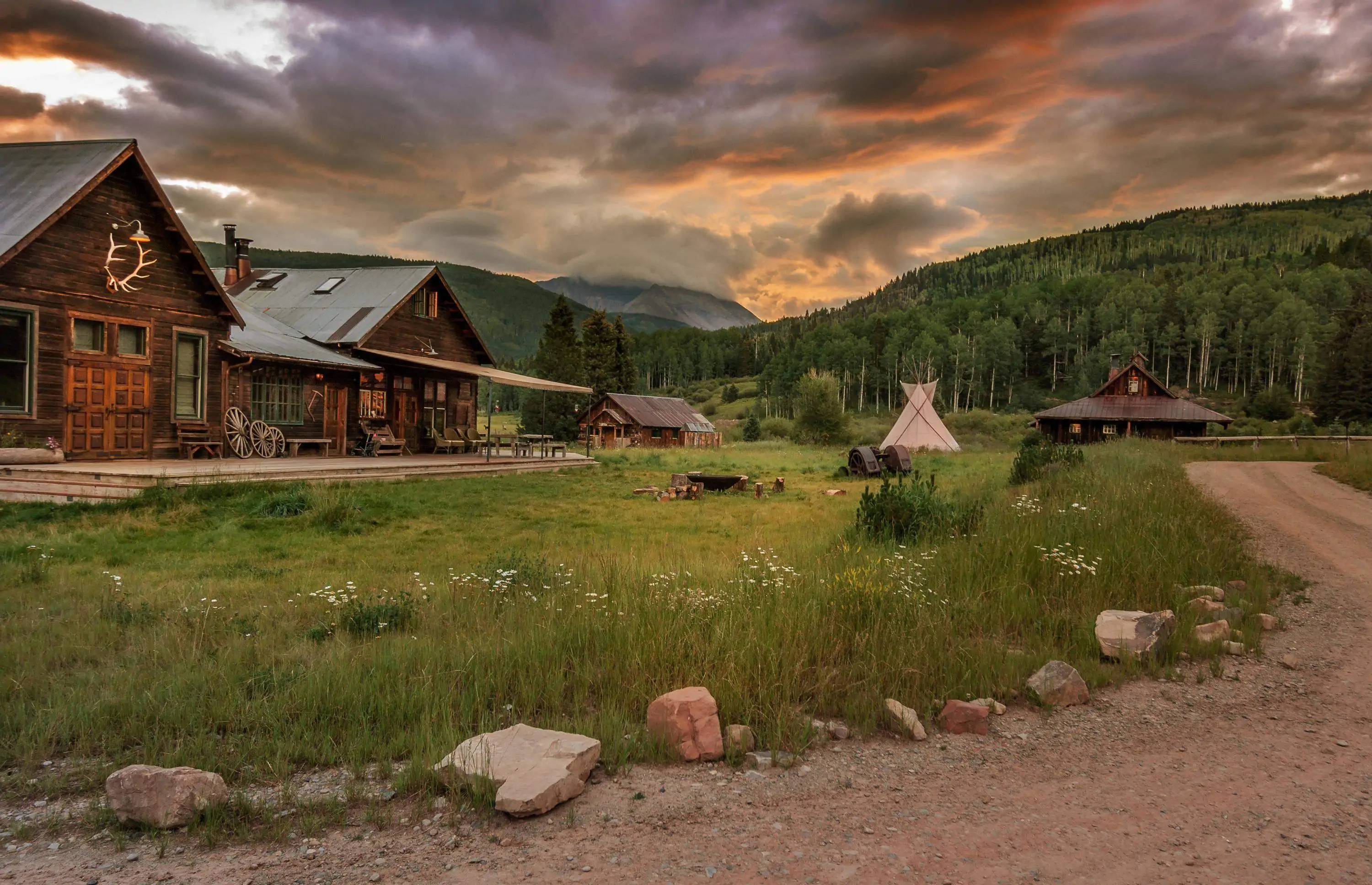 dunton-hot-springs-leonardo-2704636-saloon_sunset_o-465105